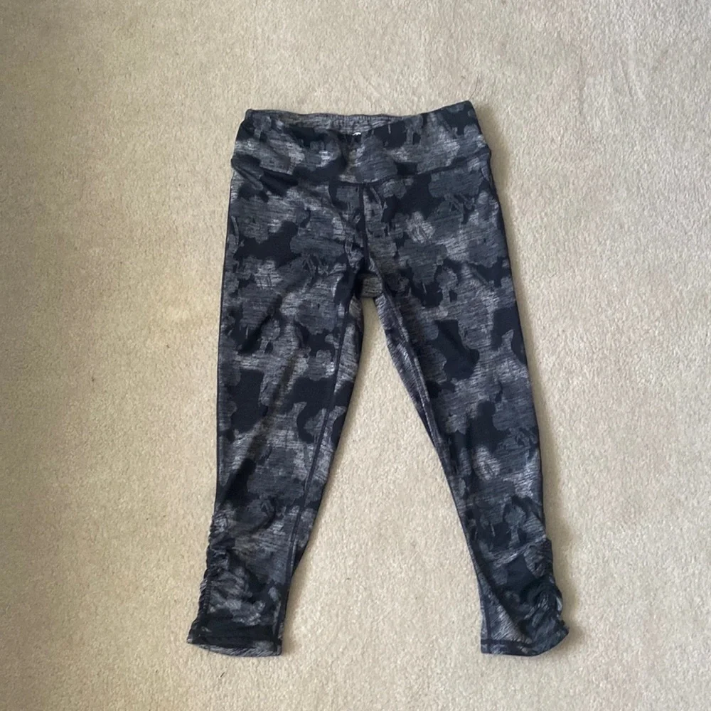 GAIAM Reversible Capris - Picture 1 of 8